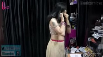 Молодая девка показывает свои груди и попку перед веб камерой